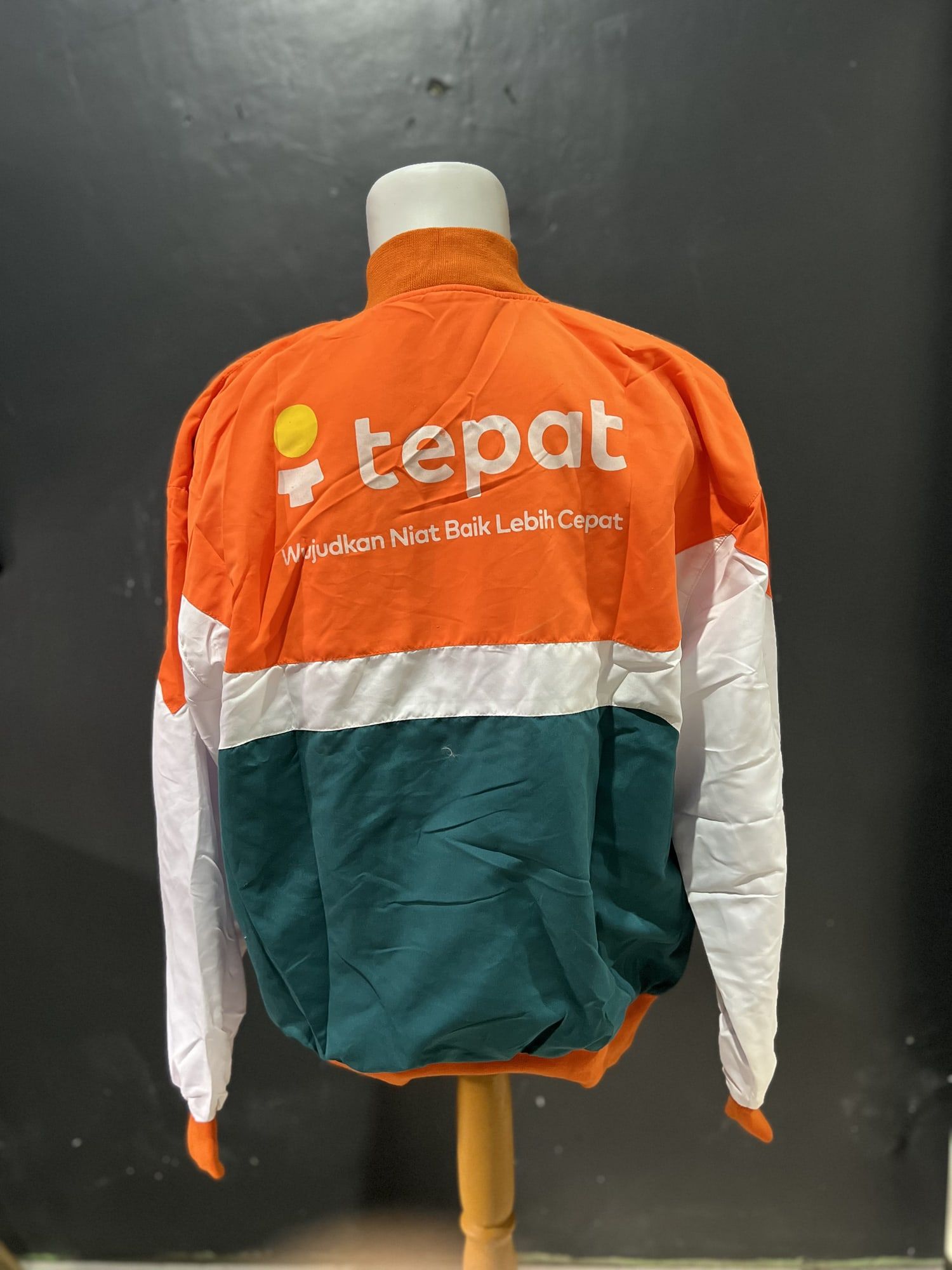 Jaket tim lapangan, tampak belakang